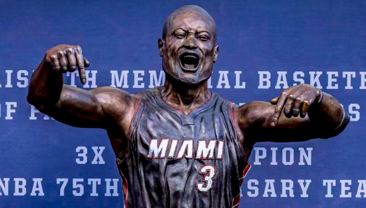 美媒评史上最丑个人雕像！韦德雕像力压众多球星：且是唯一NBA球星上榜！