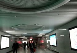 洛阳体育中心地铁站附近有商场吗