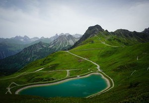 长沙一老人自费修建百米登山木梯，为社区贡献的温暖故事