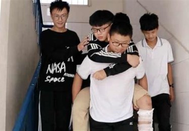 被体育老师欺负
