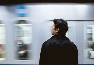 华裔女科学家在美遭审查后自杀，反思科学界的困境与挑战