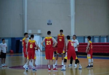 动态｜中国男篮先开会李月汝返回国青险胜日本