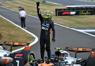 F1英国雨战：霍肯伯格239场终登台，诺里斯主场夺冠！