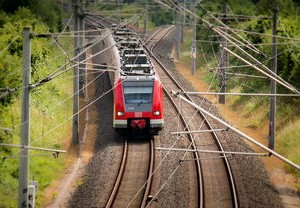 K7034列车脱线事故，部分旅客可全额退票的政策解析与社会反响
