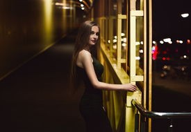 境外间谍伪装单身女性制造有缘邂逅