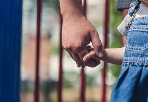 悲剧！宠物狗未拴绳吓哭小孩引发意外身亡