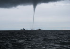 上海青浦龙卷风，巨大黑风柱穿云接地，震撼与恐惧交织