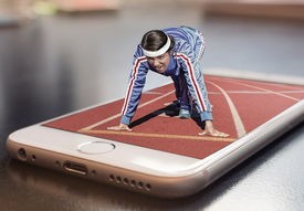 女生用华为三折叠实现裸眼3D，科技与时尚的完美融合