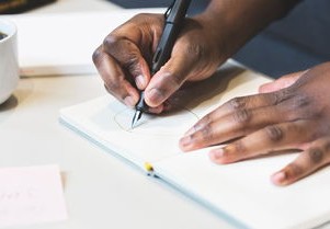 哈尔滨放宽防疫措施，进经营场所不再查核酸的影响与启示