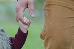 父爱如针，爸爸花一周时间给女儿绣书皮的故事