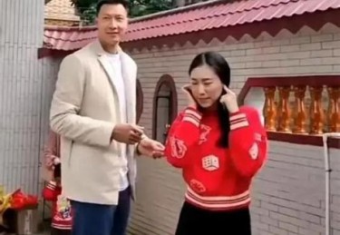 易建联老婆荆灵有多高