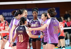 还不归化？中国女排被人狂轰分送回家，女篮战塞队也被人打穿