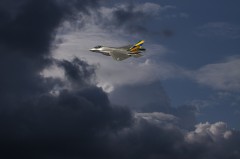 乌军一名F-16战机飞行员阵亡，英勇牺牲与战争的残酷现实