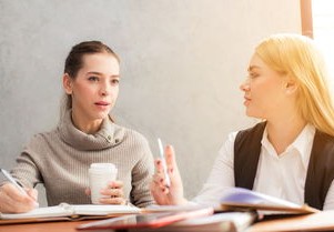 女子未着衣物遭工人连续两次非法闯入酒店房门事件分析