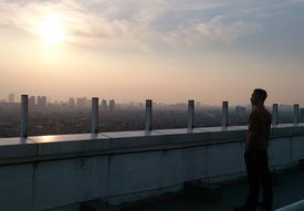 北京疫情新挑战，快递员感染背后的物流安全与城市韧性