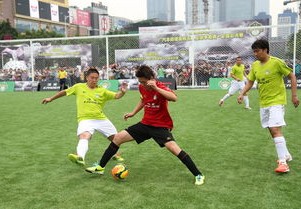 五人足球小场地，大梦想

采访
