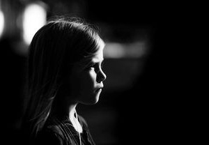 男子帮母亲虐待饿死弟弟判百年，人性之恶与法律的裁决