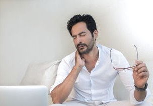 挺秃然的，男子爬山被猴子骑脖摘假发