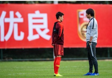 从田间到球场中国女足新帅的争议之路