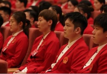 表彰大会成秀场？全红婵首穿高跟鞋，孙颖莎大佬范十足！