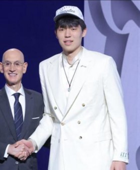 仅次于姚明、易建联！杨瀚森第十六顺位被开拓者选中，首轮被选震惊网友！