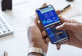 大V代粉丝炒股从336万亏到仅剩18万，反思网络代操股的教训