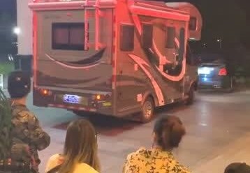 奥运健儿凌晨归国，粉丝热情接机造成拥堵，全红婵害羞现身
