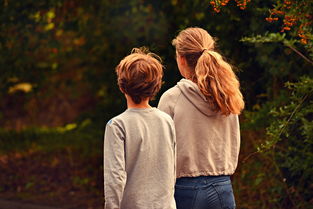 春风之吻，青春悸动——解读春风如何唤醒少年的心弦