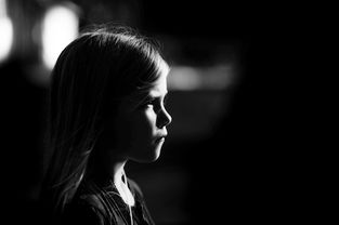 男子帮母亲虐待饿死弟弟判百年，人性之恶与法律的裁决