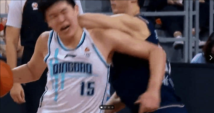 无缝衔接NBA！杨瀚森无惧身体对抗，国外开拓者球迷晒‘肘击照’！CBA趁机火了一把
