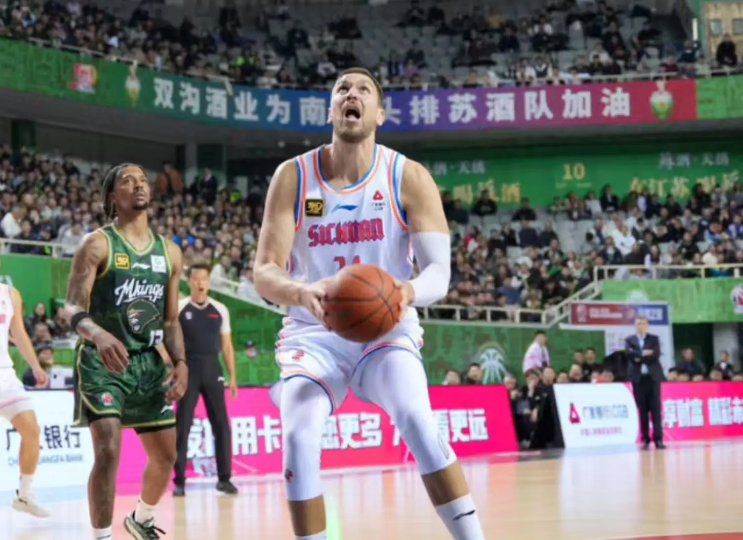 上赛季效力过CBA联赛的大外援，共有14位会留在CBA征战新赛季！