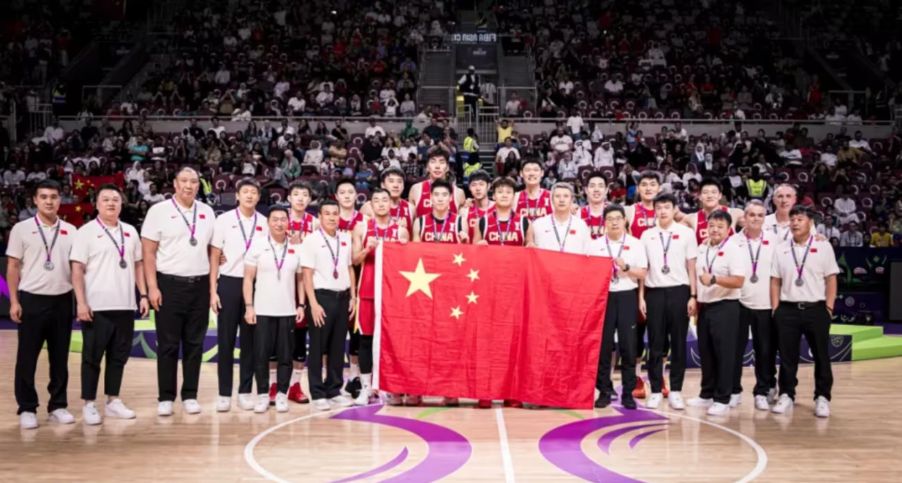 永不放弃奋勇向前！杨瀚森为中国男篮发声：一起加油！